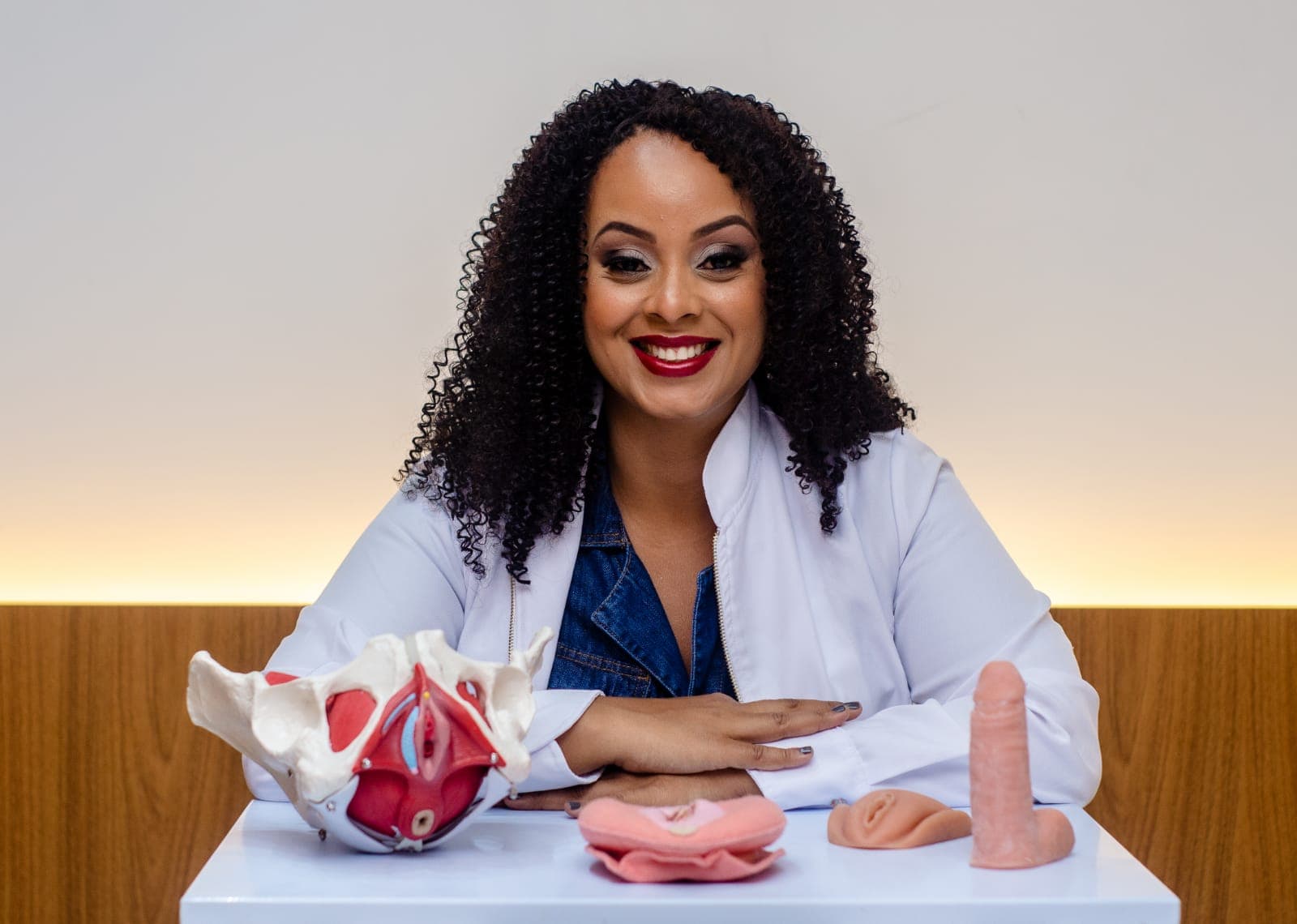 Fernanda Souza em consultório com modelos anatômicos pélvicos